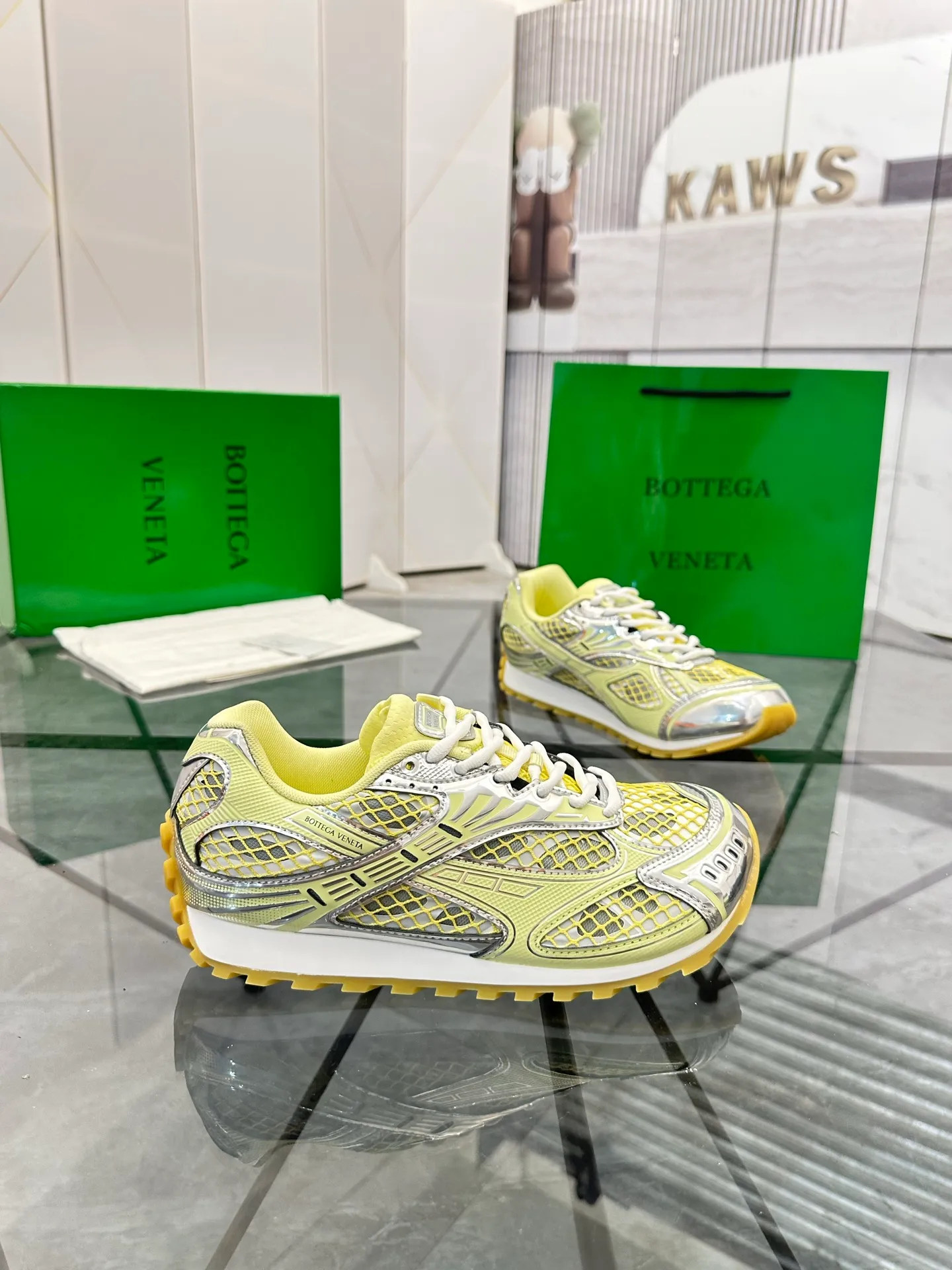 Factory men's shoes 💰: 620💰 (top version) BV Orbit sneakers Wang Yibo's same style couple's dad shoes Runner sneakers, made of lightweight technical mesh fabric. Matched with geometric pattern designed rubber outsole Wang Zha series high version Look for the package craftsmanship The actual height is much higher, but the legs are still slim. Very nice and playable and durable Matching to the standard 💯 Package shoe technology Look for the high version The outsole is made of color-blocked TPU outsole Women's model 35 36 37 38 39 40 41 (40 41 customized) Men's model 38 39 40 41 42 43 44 45. (Customized size 38 45.46) No. H345